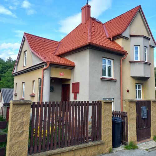 Pohled z ulice, vstup do domu