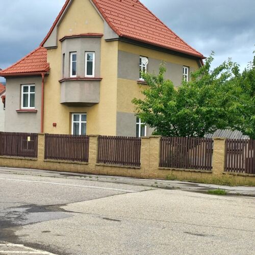 Pohled z ulice, dvě patra