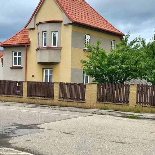Pohled z ulice, dvě patra