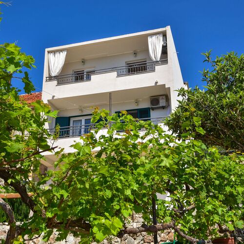 Apartments Nina & Mili Igrane  2