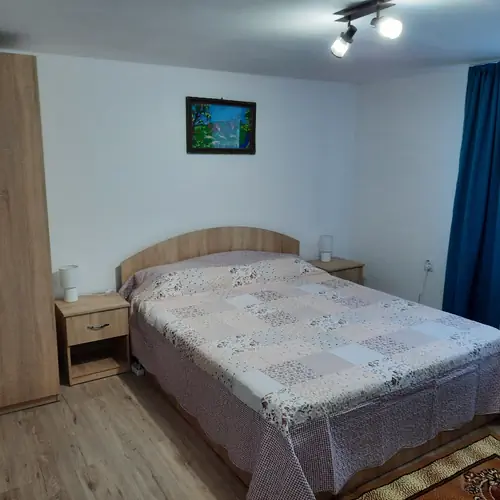 Dormitor nr,2 cu pat dublu, cu baie proprie, 1 pat pentru copii 
