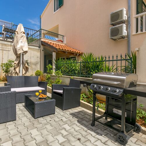 Apartments Villa J i M by the sea Rogoznica  4