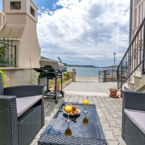 Apartments Villa J i M by the sea Rogoznica  3