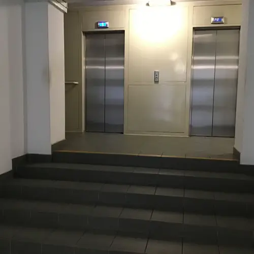 ulaz u zgradu i liftovi
