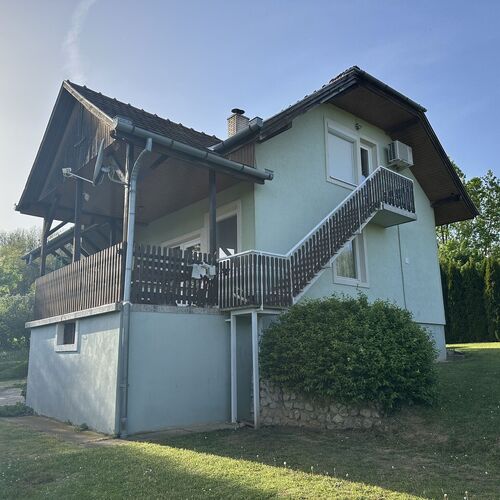 Külön kültéri lépcső a tetőtéri apartmanhoz