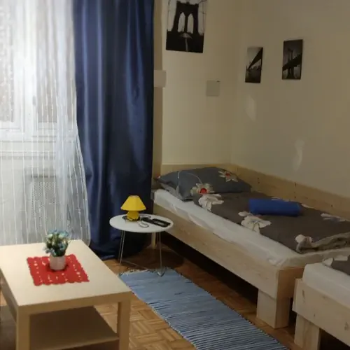 Nagyszoba 4 egyszem&eacute;lyes &aacute;gy