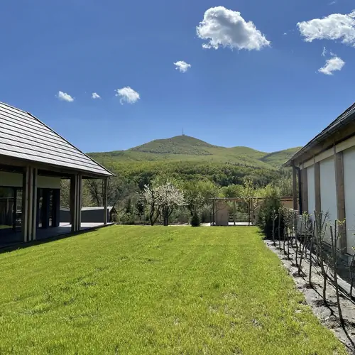 K&eacute;t h&aacute;z k&ouml;z&ouml;tt