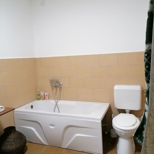1. sz fürdő káddal, wc