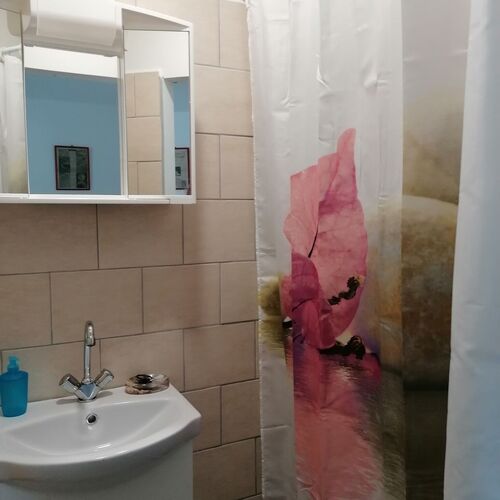 2. sz fürdő zuhanyzó ,mosdó