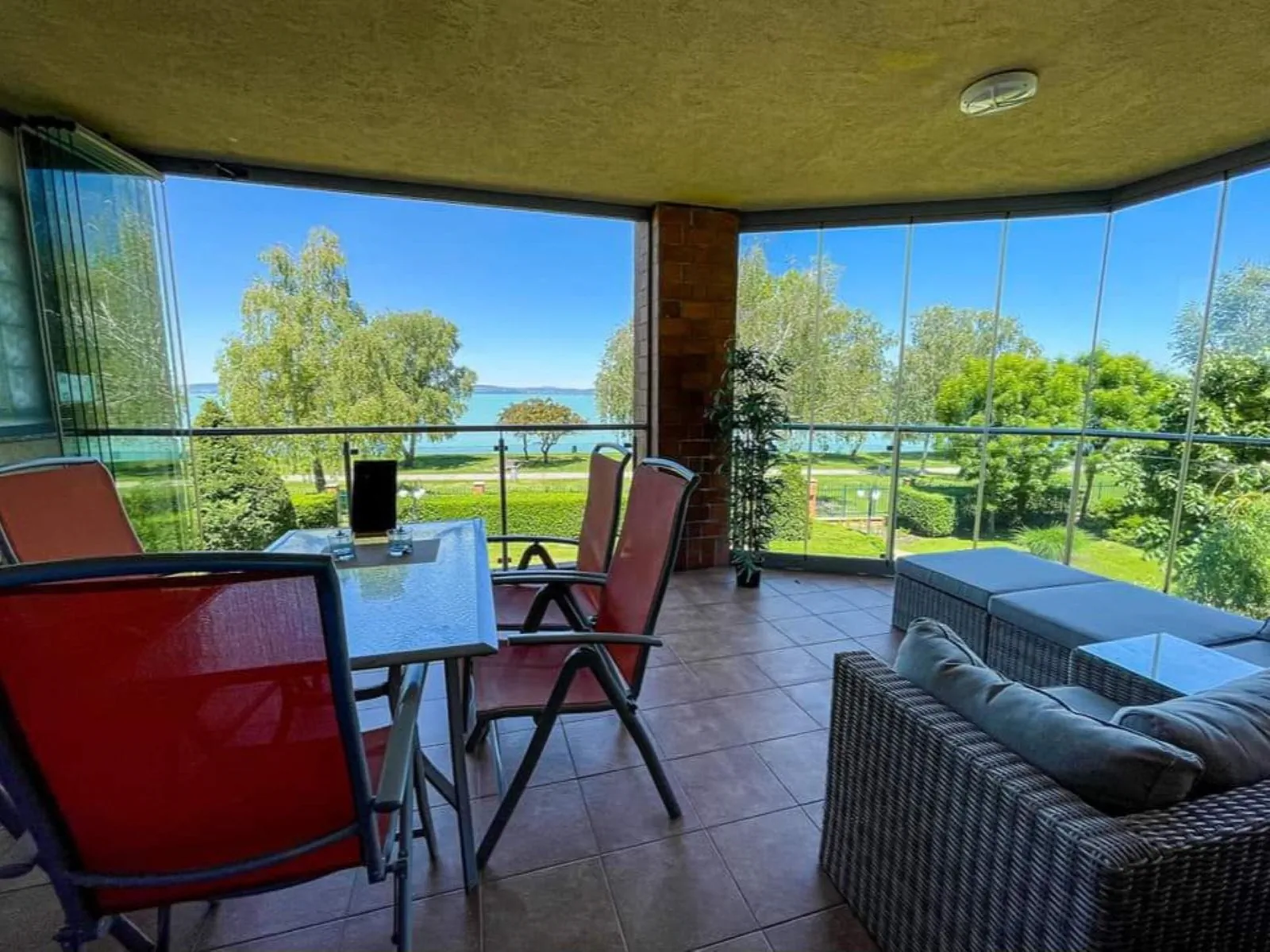 Terasz panor&aacute;ma a Balatonra 
