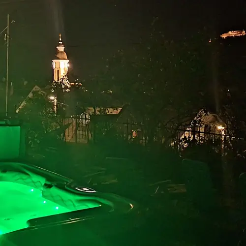 Panor&aacute;m&aacute;s 6 szem&eacute;lyes jacuzzi.  