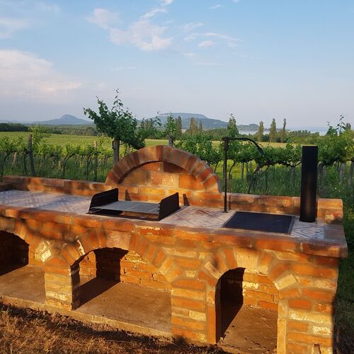 Kerti grillező, bogr&aacute;csoz&oacute;, szalonna s&uuml;tő