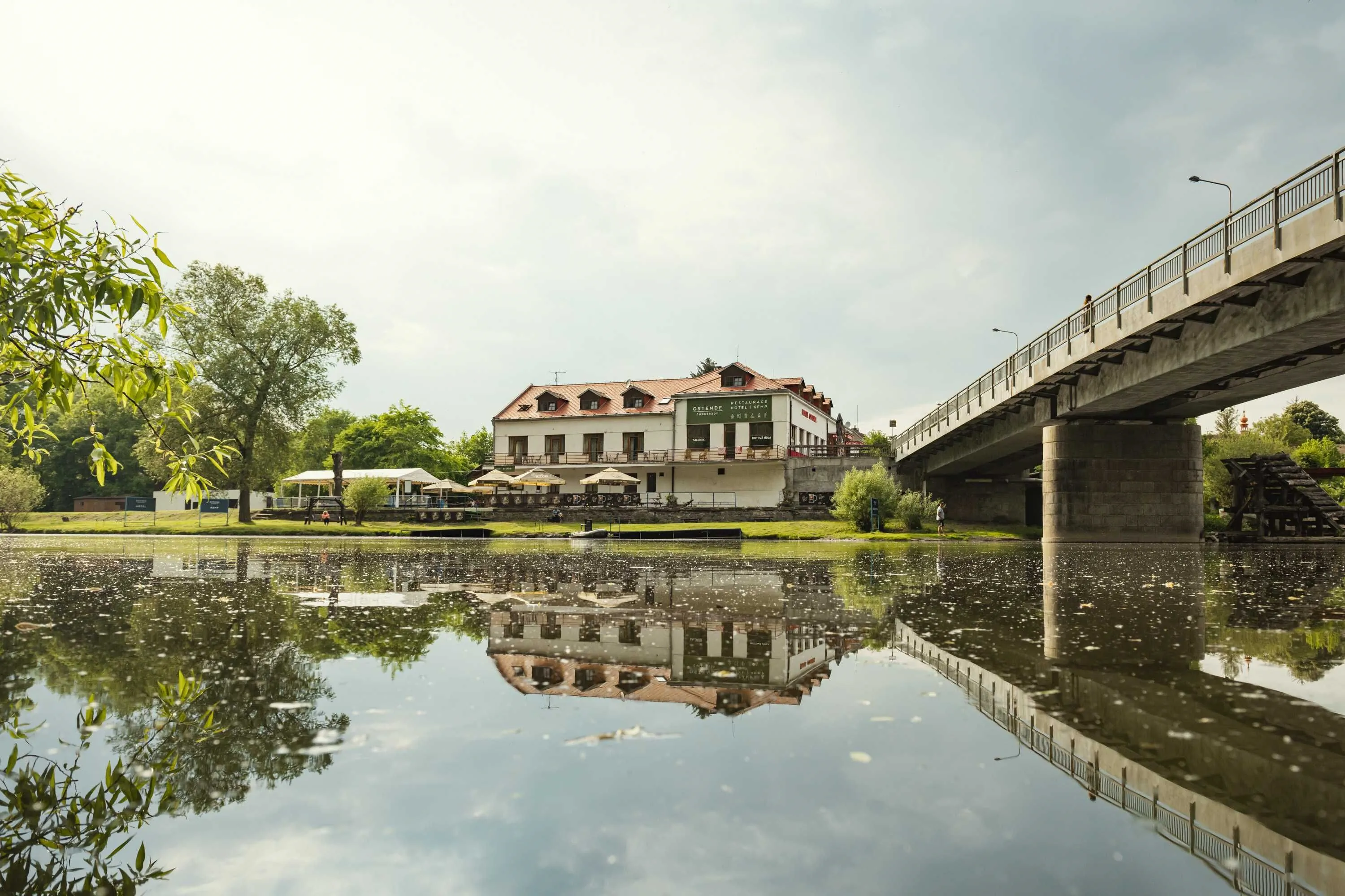 Ostende Chocerady - ubytování u řeky