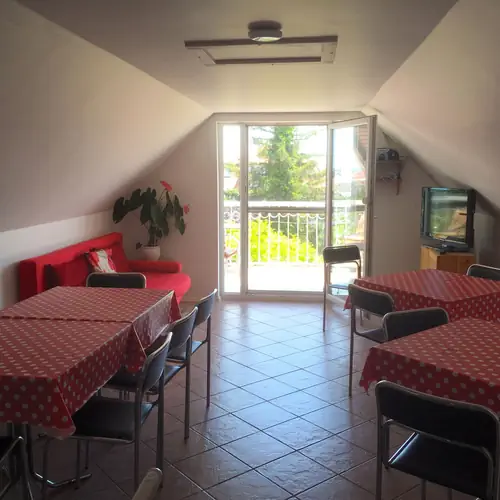 K&ouml;z&ouml;s eb&eacute;dlő emelet
