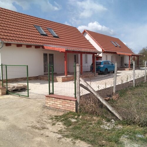 A két vendégház az utcáról nézve