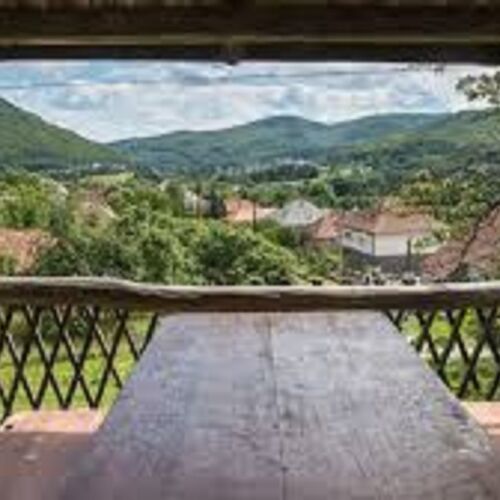Kilato a vendeghaztol 100 meterre asztallal es padokkal.Reggelizni vagy eppen vacsorazni is kituno hely a panoramas kilatassal.