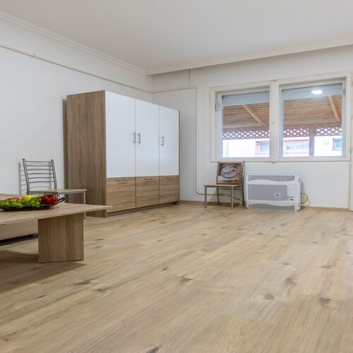 F&ouml;ldszinti t&aacute;gas nappali