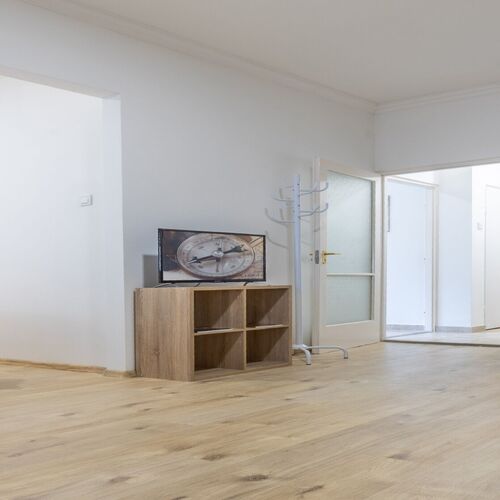 Nappali s&iacute;kk&eacute;pernyős TV-vel