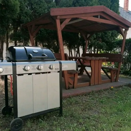 &Uacute;j szolg&aacute;ltat&aacute;s. Grill