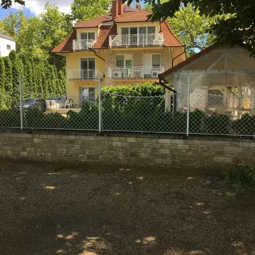 Platán Apartmanház Balatonföldvár 002 kép