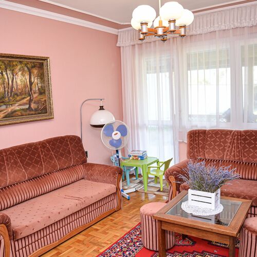 F&ouml;ldszinti nappali j&aacute;tsz&oacute;sarokkal