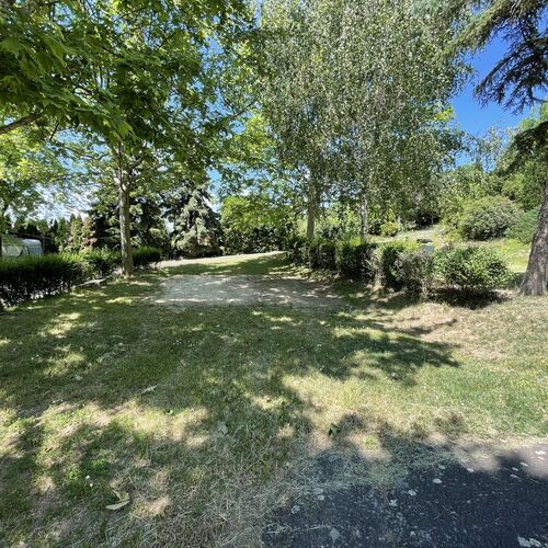 Parkähnlicher Campingplatz auf dem sich die Apartments befinden