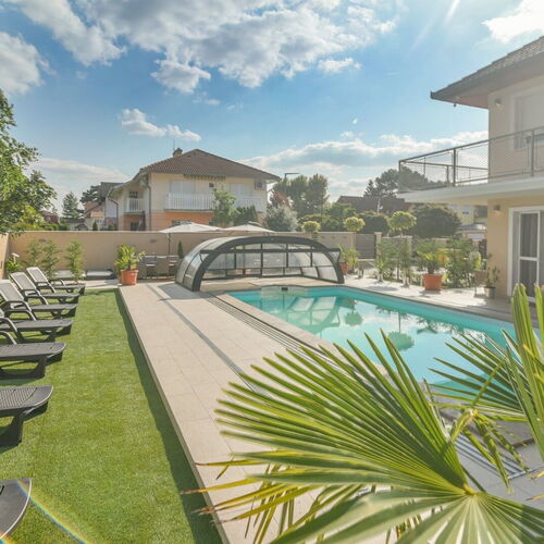 Kilátás a medencére a 3 apartmanból..