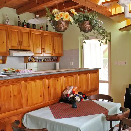 A konyha. Minden csak fenyőf&aacute;b&oacute;l...