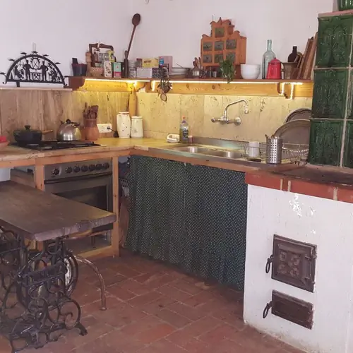 Konyha, tűzhellyel, k&aacute;lyh&aacute;val.