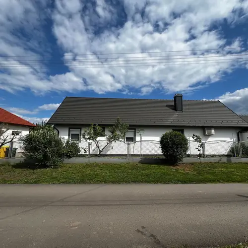 utcai r&eacute;sz, parkol&aacute;si lehetős&eacute;ggel az apartman előtt