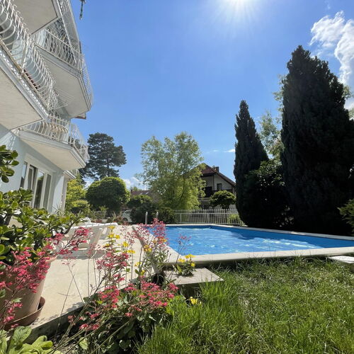 medence napozóterasszal