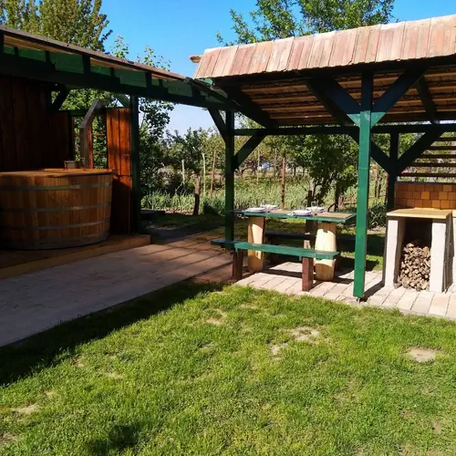 Udvar sz&oacute;rakoztat&oacute; r&eacute;sze