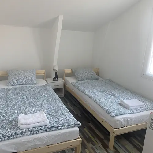 Emeleti h&aacute;l&oacute;szoba