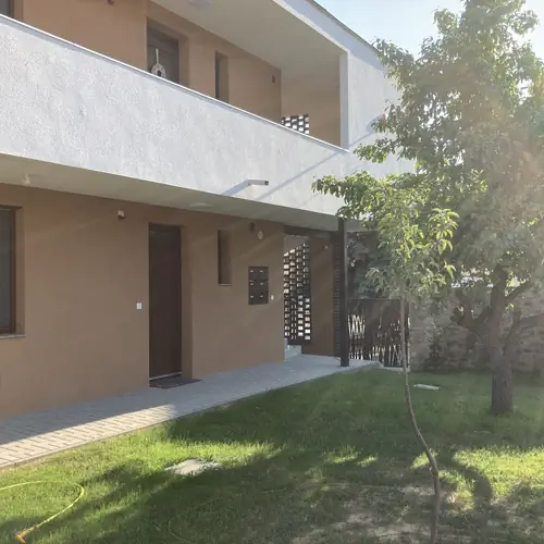 K&ouml;z&ouml;s udvar