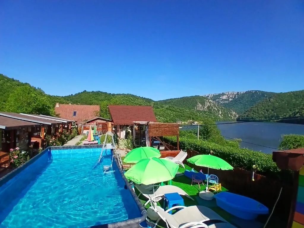 Căsuțele Danca Mraconia Eșelnița ***