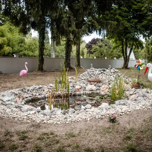 udvar-kerti t&oacute; 