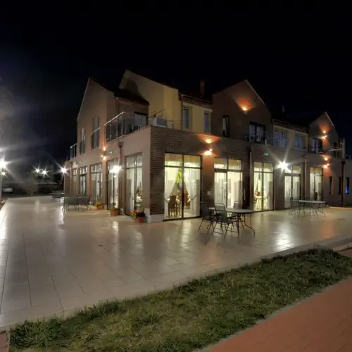 Budynek gł&oacute;wny nocą