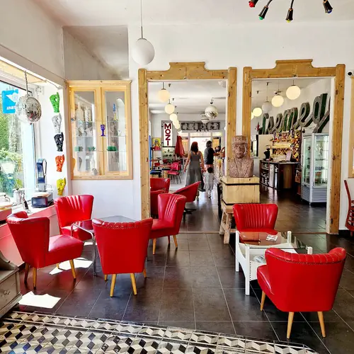 K&ouml;z&eacute;rt B&aacute;r