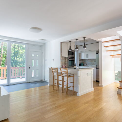 Tágas terek jellemzik a házat.