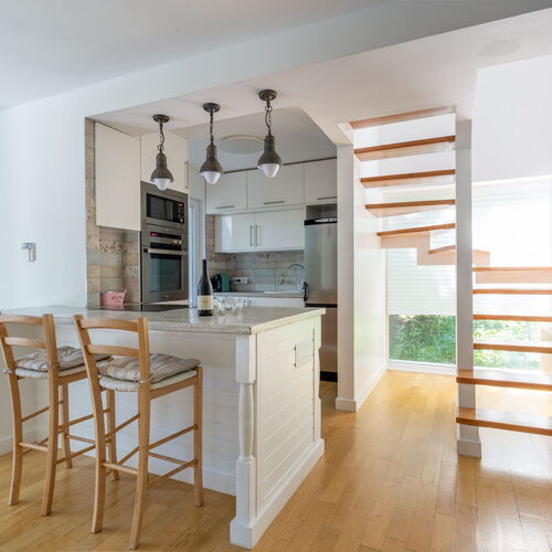 A konyha az alsó szinten van.