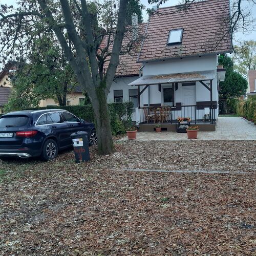 A parkolás biztonságát,  a ház előtti kamera figyeli.