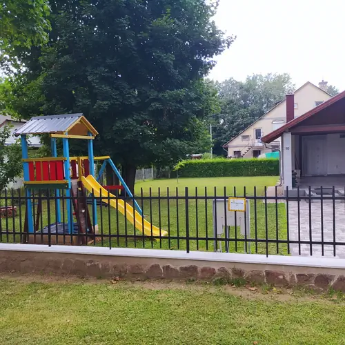 Udvar r&eacute;szlet m&aacute;sz&oacute;k&aacute;val, cs&uacute;szd&aacute;val 