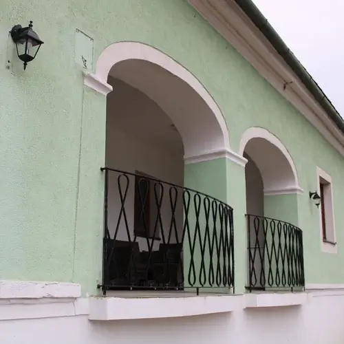 Pihenő terasz az utcafronr&oacute;l