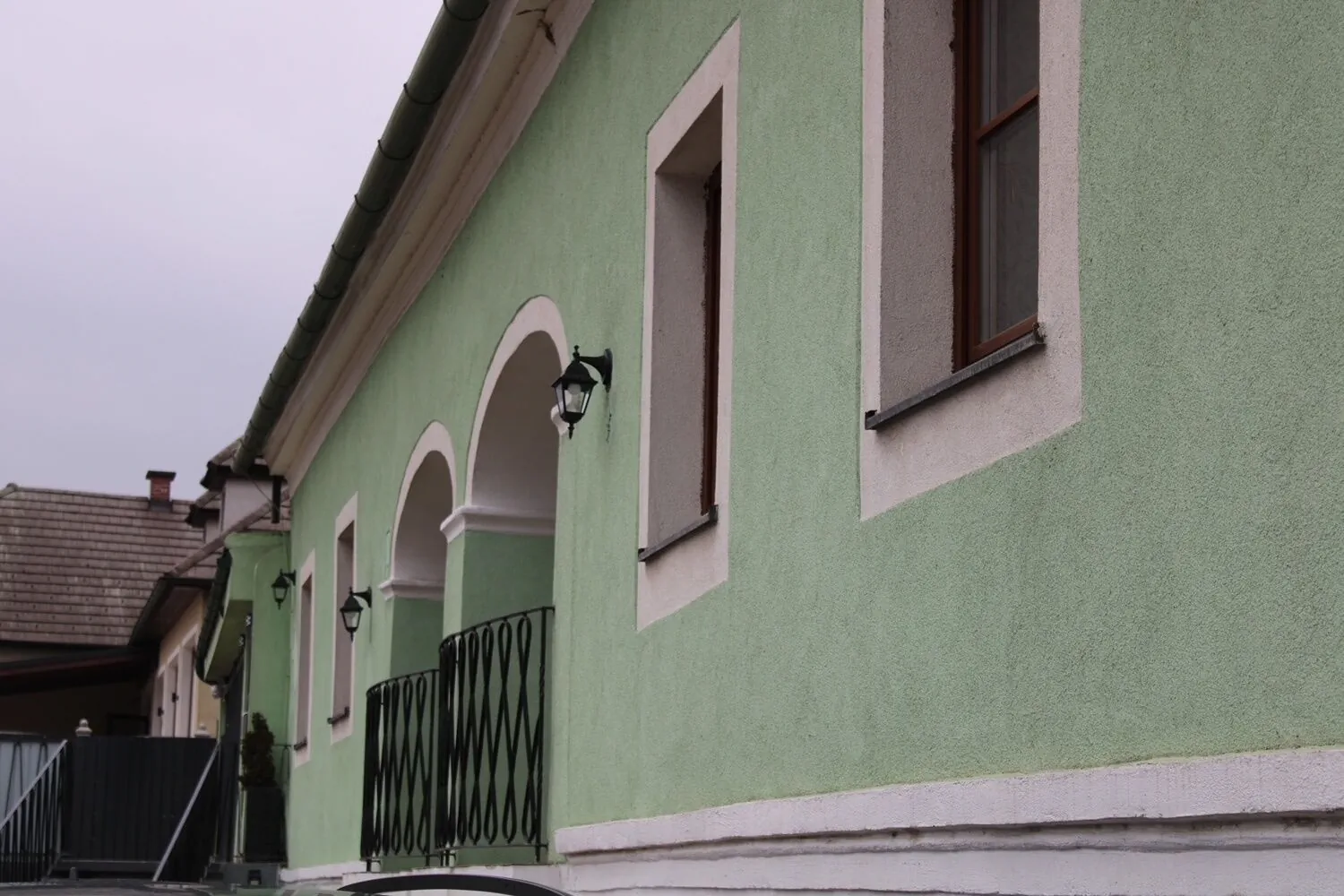 Pihenő terasz az utcafronr&oacute;l