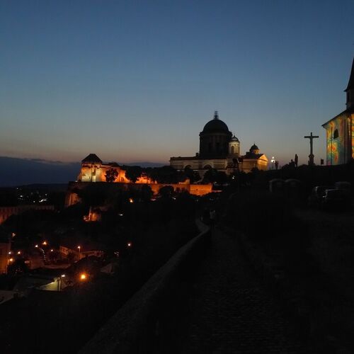 Esztergom, Szenttamás, a City-Top Vendégház előtt, a Becket-kápolna közelében, háttérben a Várhegy