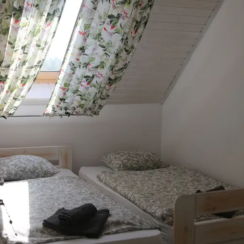 Kicsi k&eacute;t&aacute;gyas szoba 6