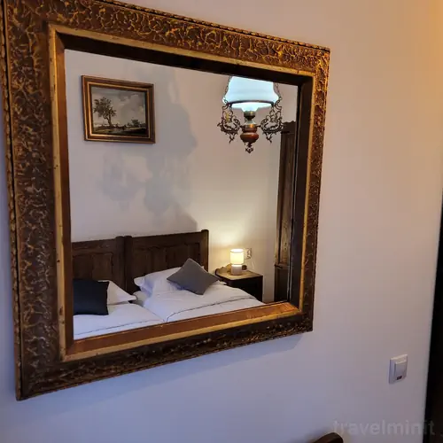 Camera cu doua paturi twin si baie proprie..dulap cu rafturi si umerase,noptiere..