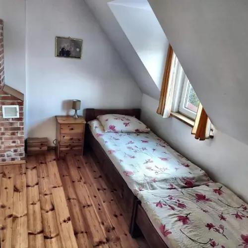 sypialnia w domku na piętrze