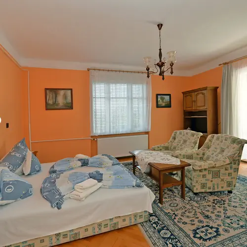 1. szoba: 25 m2
1 francia&aacute;ggyal