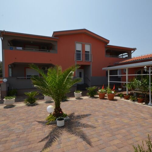 Apartmanok Parkolóhellyel Vir - 18562  2